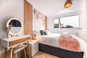Luxurious 3 Bed Home, Free Parking